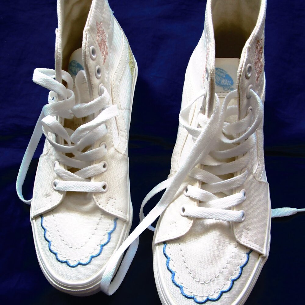 WOMEN'S VAN WHITE HIGH TOP SNEAKERS-SIZE 8 NEW-WITH BEAUTIFUL DESIGNS-